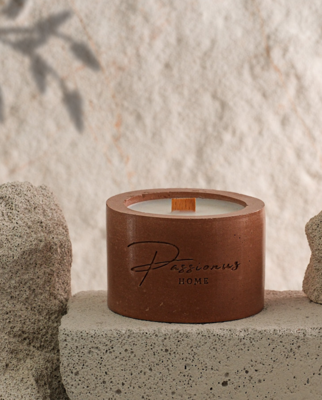 kahverengi beton kokulu mum silindir anele